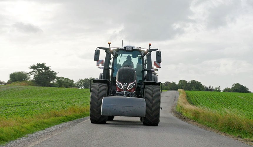 Jak zachowują się opony rolnicze podczas pokonywania zakrętów na drodze?