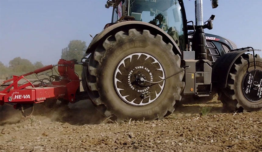 Ciągnik Fendt 724 vario wyposażony w opony VT-Tractor