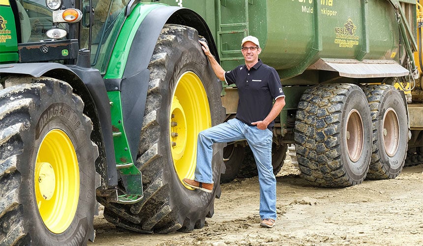 Ciągnik John Deere 6215R wyposażony w opony VX-TRACTOR