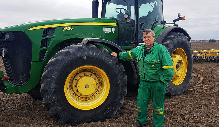 Ciągnik John Deere 8530 wyposażony w opony VX-TRACTOR
